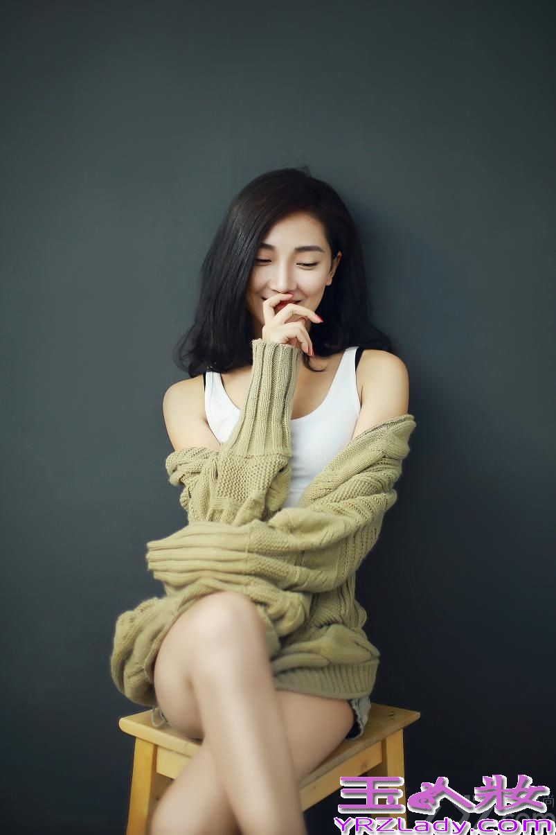 90后新生代女演员菅韧姿昨日曝光了一组慵懒迷人写真。写真中，菅韧姿身穿简约白T搭配宽松舒适毛衣，随意坐于高脚凳上，小秀美腿。菅韧姿肆意享受仲夏时光，或秀发半掩面闭目凝神，或专注玩转古董相机，还不时微露香肩、轻咬芳唇，慵懒而又清新自然，神色中流露出调皮小女人韵味。