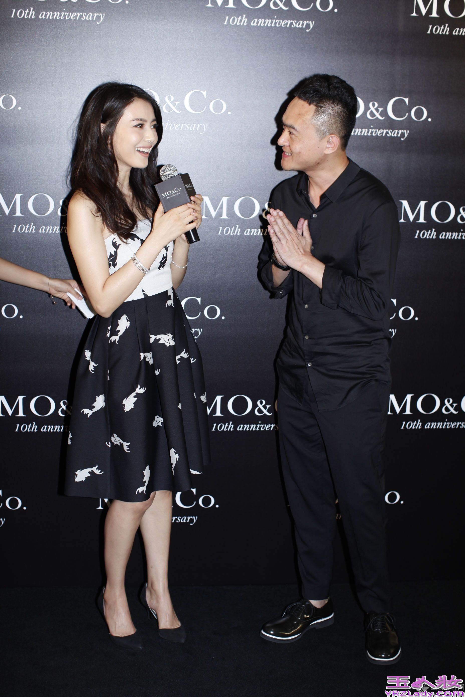 近日，高圆圆身着复古抹胸拼接连体伞裙亮相广州，受邀出席某时尚品牌十周年秀场活动。抹胸的拼接连体伞裙搭配随性自然的蓬松卷发，优雅端庄间又透出丝丝酷感，裙摆上独特的锦鲤印花更营造出个性、动态的视效，复古摩登，动感十足。