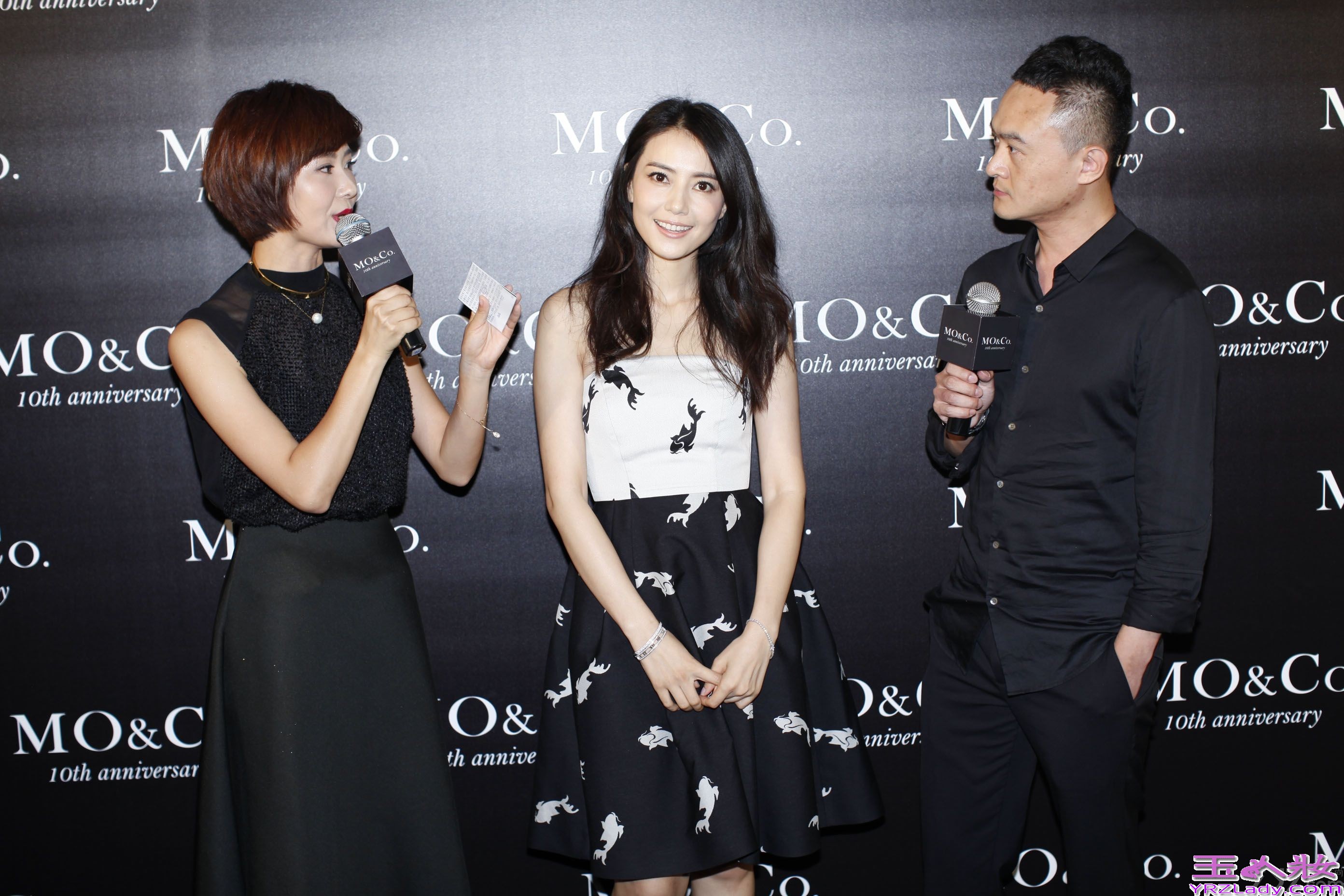 近日，高圆圆身着复古抹胸拼接连体伞裙亮相广州，受邀出席某时尚品牌十周年秀场活动。抹胸的拼接连体伞裙搭配随性自然的蓬松卷发，优雅端庄间又透出丝丝酷感，裙摆上独特的锦鲤印花更营造出个性、动态的视效，复古摩登，动感十足。