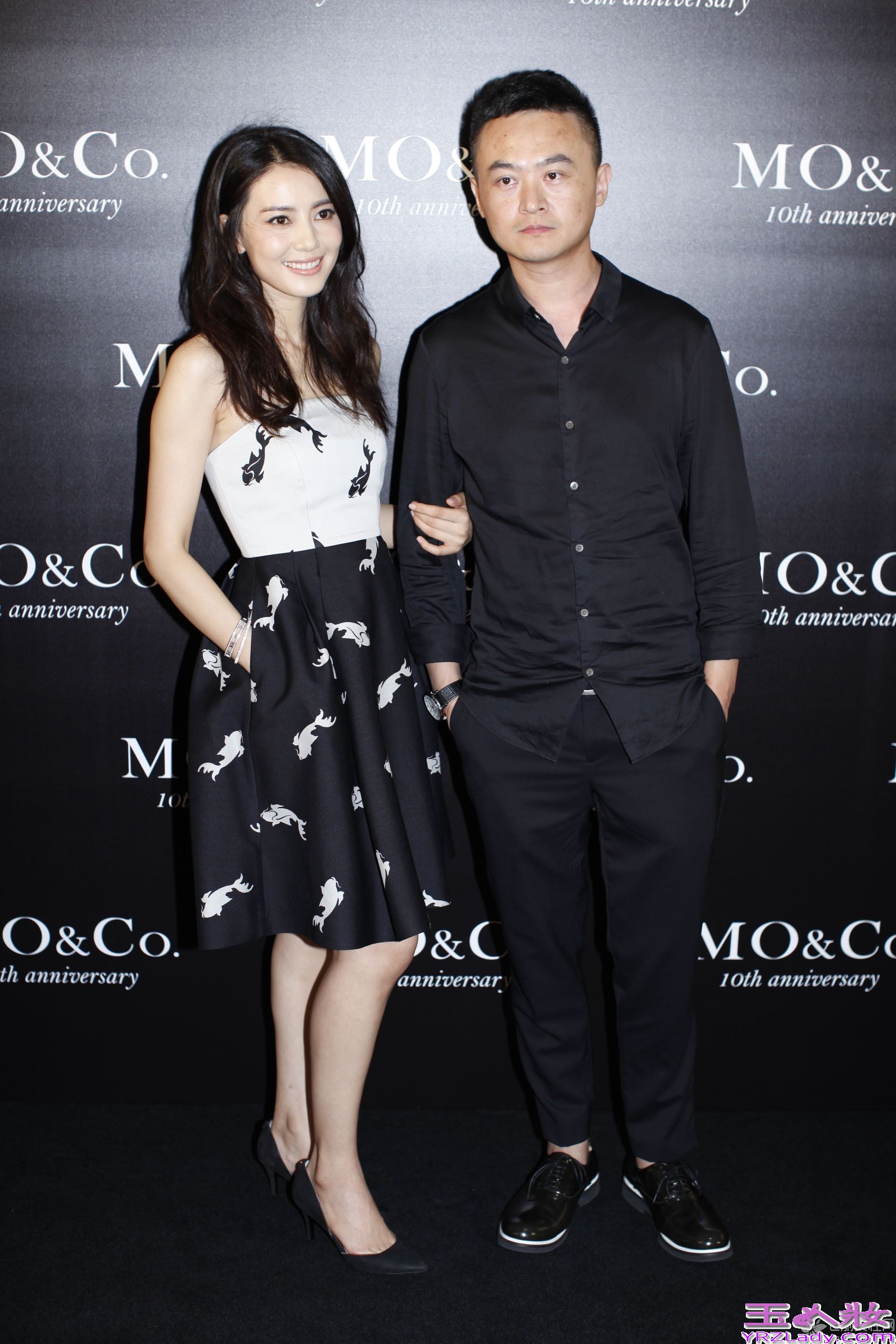 近日，高圆圆身着复古抹胸拼接连体伞裙亮相广州，受邀出席某时尚品牌十周年秀场活动。抹胸的拼接连体伞裙搭配随性自然的蓬松卷发，优雅端庄间又透出丝丝酷感，裙摆上独特的锦鲤印花更营造出个性、动态的视效，复古摩登，动感十足。