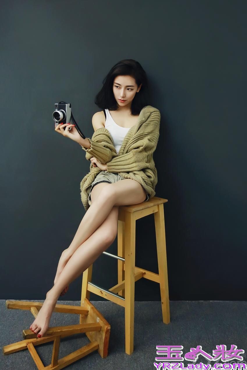 90后新生代女演员菅韧姿昨日曝光了一组慵懒迷人写真。写真中，菅韧姿身穿简约白T搭配宽松舒适毛衣，随意坐于高脚凳上，小秀美腿。菅韧姿肆意享受仲夏时光，或秀发半掩面闭目凝神，或专注玩转古董相机，还不时微露香肩、轻咬芳唇，慵懒而又清新自然，神色中流露出调皮小女人韵味。