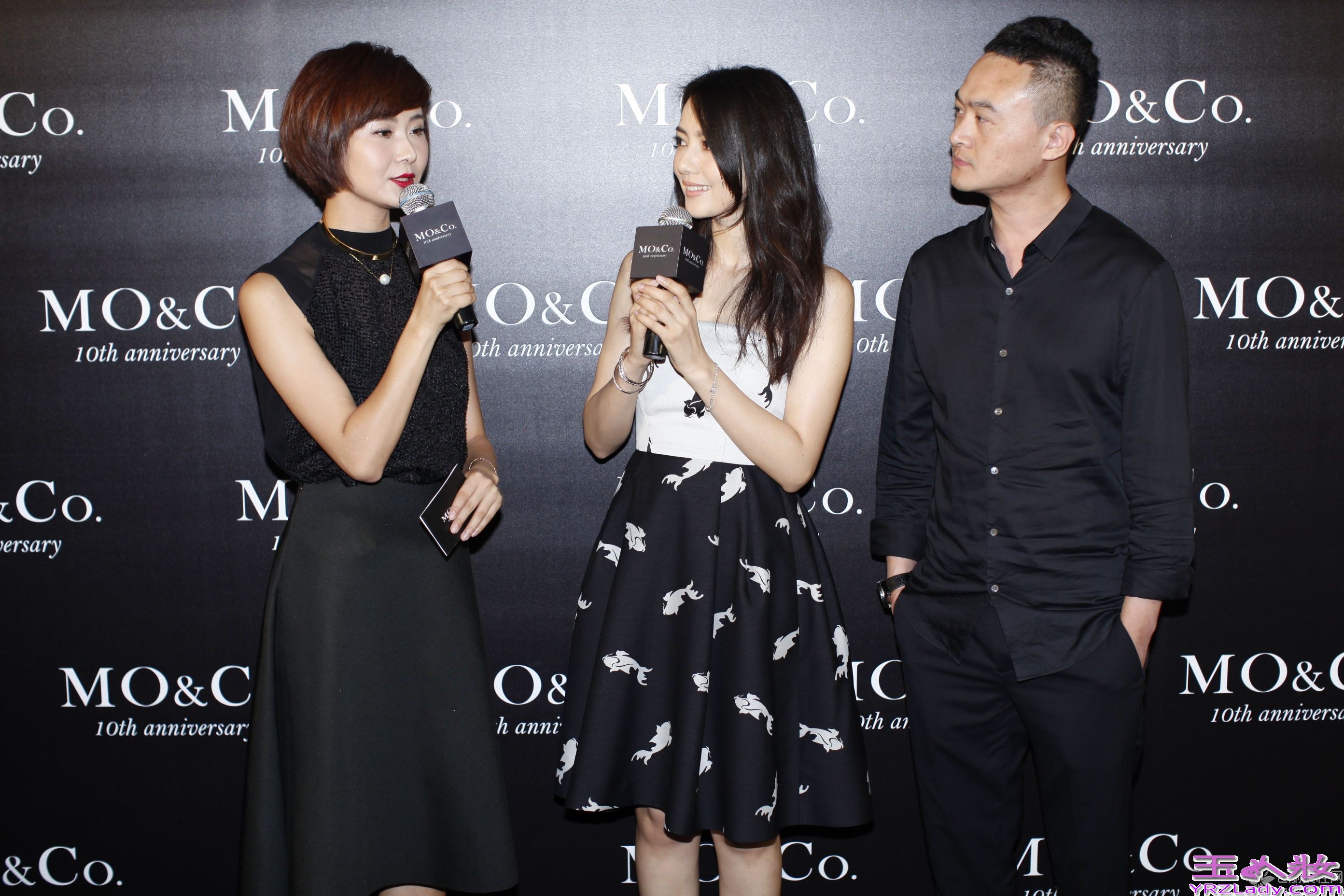 近日，高圆圆身着复古抹胸拼接连体伞裙亮相广州，受邀出席某时尚品牌十周年秀场活动。抹胸的拼接连体伞裙搭配随性自然的蓬松卷发，优雅端庄间又透出丝丝酷感，裙摆上独特的锦鲤印花更营造出个性、动态的视效，复古摩登，动感十足。