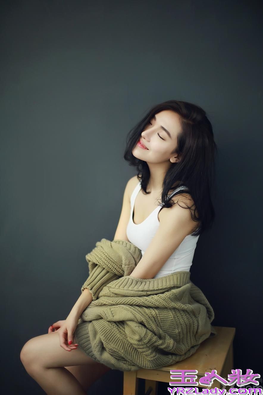 90后新生代女演员菅韧姿昨日曝光了一组慵懒迷人写真。写真中，菅韧姿身穿简约白T搭配宽松舒适毛衣，随意坐于高脚凳上，小秀美腿。菅韧姿肆意享受仲夏时光，或秀发半掩面闭目凝神，或专注玩转古董相机，还不时微露香肩、轻咬芳唇，慵懒而又清新自然，神色中流露出调皮小女人韵味。