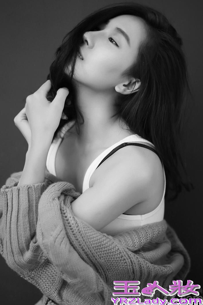 90后新生代女演员菅韧姿昨日曝光了一组慵懒迷人写真。写真中，菅韧姿身穿简约白T搭配宽松舒适毛衣，随意坐于高脚凳上，小秀美腿。菅韧姿肆意享受仲夏时光，或秀发半掩面闭目凝神，或专注玩转古董相机，还不时微露香肩、轻咬芳唇，慵懒而又清新自然，神色中流露出调皮小女人韵味。