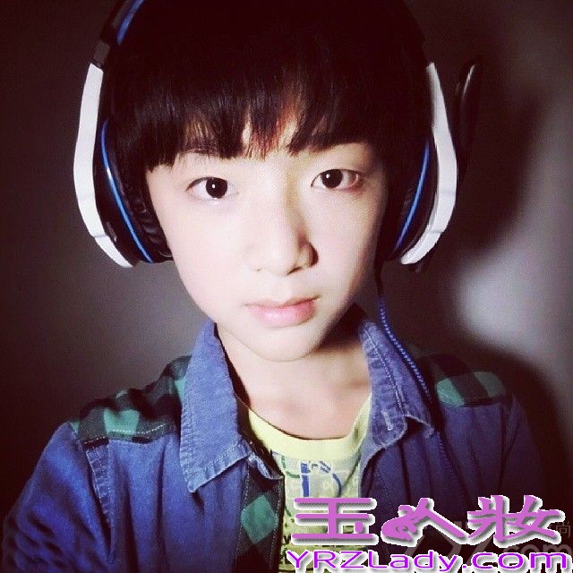 目前人气最高的小鲜肉偶像组合TFBOYS,是由成员王俊凯、王源、易烊千玺三人组成。十四五岁的三小只,是目前名符其实的“嫩偶”。下面为大家收集了TFBOYS组合的各种图片大全，一起来看看吧！