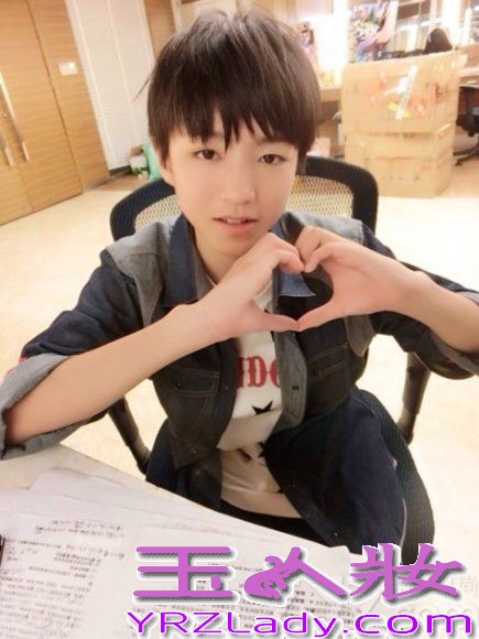 目前人气最高的小鲜肉偶像组合TFBOYS,是由成员王俊凯、王源、易烊千玺三人组成。十四五岁的三小只,是目前名符其实的“嫩偶”。下面为大家收集了TFBOYS组合的各种图片大全，一起来看看吧！