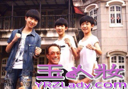 目前人气最高的小鲜肉偶像组合TFBOYS,是由成员王俊凯、王源、易烊千玺三人组成。十四五岁的三小只,是目前名符其实的“嫩偶”。下面为大家收集了TFBOYS组合的各种图片大全，一起来看看吧！