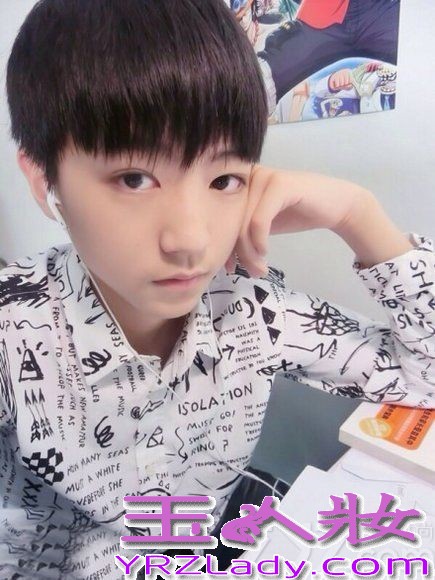 目前人气最高的小鲜肉偶像组合TFBOYS,是由成员王俊凯、王源、易烊千玺三人组成。十四五岁的三小只,是目前名符其实的“嫩偶”。下面为大家收集了TFBOYS组合的各种图片大全，一起来看看吧！