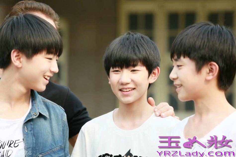 目前人气最高的小鲜肉偶像组合TFBOYS,是由成员王俊凯、王源、易烊千玺三人组成。十四五岁的三小只,是目前名符其实的“嫩偶”。下面为大家收集了TFBOYS组合的各种图片大全，一起来看看吧！