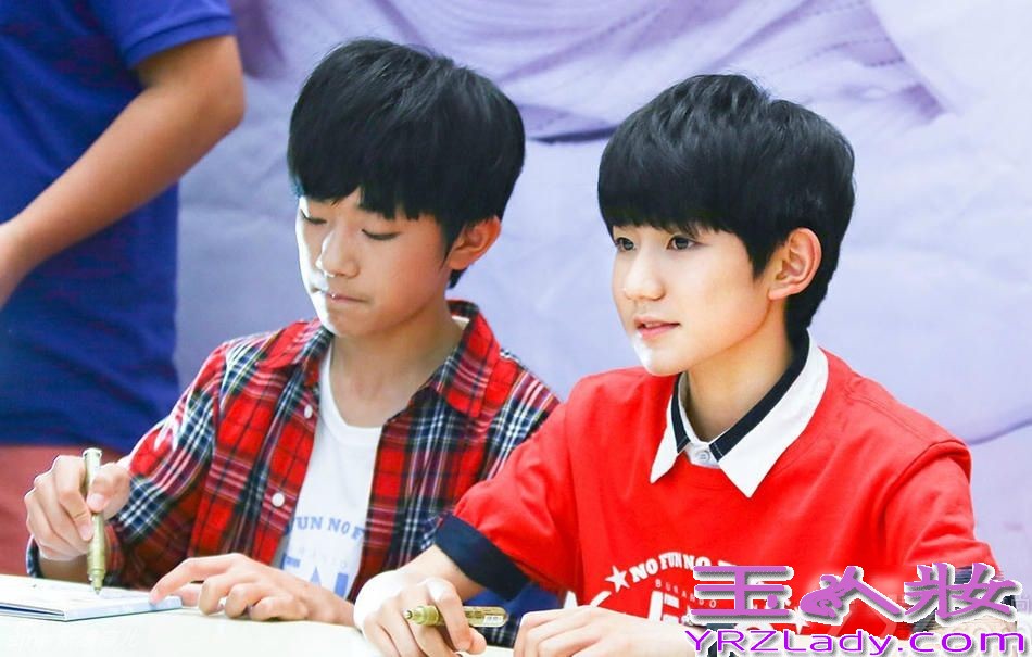 目前人气最高的小鲜肉偶像组合TFBOYS,是由成员王俊凯、王源、易烊千玺三人组成。十四五岁的三小只,是目前名符其实的“嫩偶”。下面为大家收集了TFBOYS组合的各种图片大全，一起来看看吧！