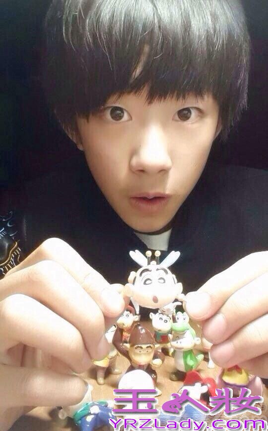 TFBOYS偶像组合，成员有王俊凯、王源、易烊千玺。十四五岁的三小只，是名符其实的“嫩偶”。TFBOYS有多红？相信大家都已清楚，下面就为大家分享小鲜肉tfboys的日常生活照，一起来看看吧！