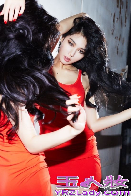 于本月28日正式公开solo新专辑的性感小野猫泫雅，近日又再次公布了几张预告照。在这几张预告中，泫雅穿着唯美的白色与热情的红色服饰，分别展示出不一样的性感魅力，不过完美凹凸有致身材也被衬托出来，粉丝们对此也表示对新专辑的期待。