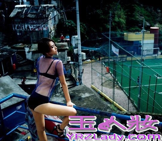 日前，刚刚公布恋情的戚薇登上《男人装》7月封面，身穿性感内衣酥胸尽显，“被劫持”的她逃离魔窟火辣暴走，流露出诱惑与性感一面。戚薇男人装性感写真，性感内衣酥胸尽显。