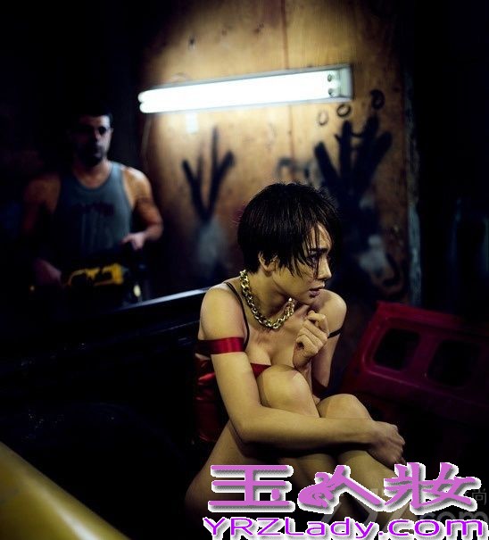 日前，刚刚公布恋情的戚薇登上《男人装》7月封面，身穿性感内衣酥胸尽显，“被劫持”的她逃离魔窟火辣暴走，流露出诱惑与性感一面。戚薇男人装性感写真，性感内衣酥胸尽显。