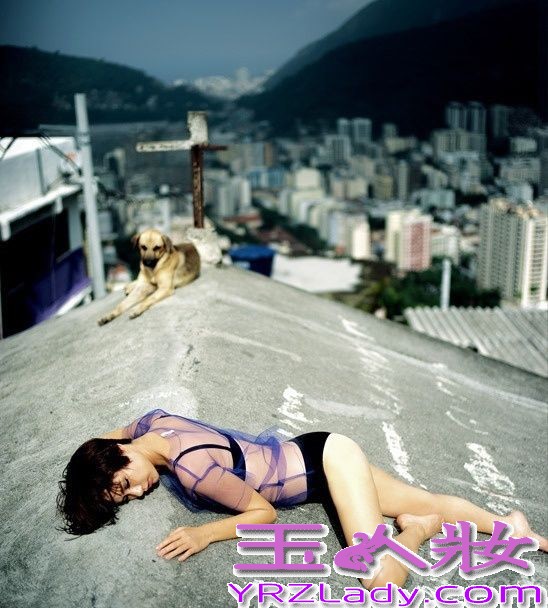 日前，刚刚公布恋情的戚薇登上《男人装》7月封面，身穿性感内衣酥胸尽显，“被劫持”的她逃离魔窟火辣暴走，流露出诱惑与性感一面。戚薇男人装性感写真，性感内衣酥胸尽显。