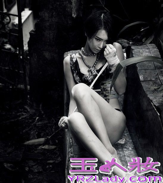 日前，刚刚公布恋情的戚薇登上《男人装》7月封面，身穿性感内衣酥胸尽显，“被劫持”的她逃离魔窟火辣暴走，流露出诱惑与性感一面。戚薇男人装性感写真，性感内衣酥胸尽显。