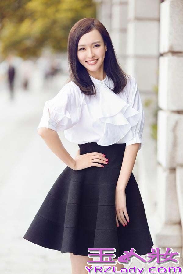 唐嫣清纯甜美的笑容一直深得人心。时尚形象受到了火热的追捧，是MM们争相模仿的对象。唐嫣同款也随即席卷各大网站，成了热卖爆款。并被媒体称为新一代“时尚女王”。同时也曝光一组最新的时尚街拍，以经典黑白冲击视觉，清淡的妆容简约的服饰，彰显了唐嫣时尚大气的个人风格。