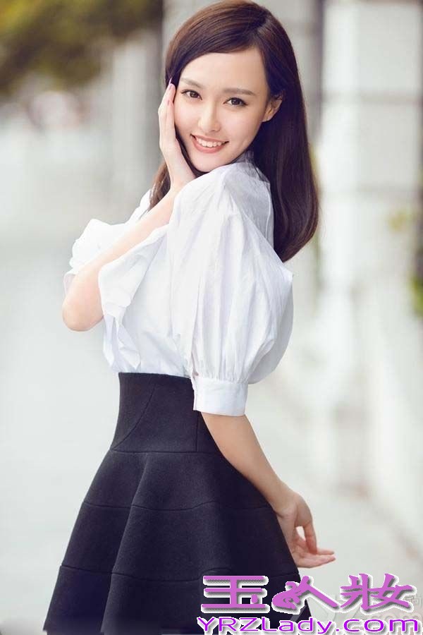 唐嫣清纯甜美的笑容一直深得人心。时尚形象受到了火热的追捧，是MM们争相模仿的对象。唐嫣同款也随即席卷各大网站，成了热卖爆款。并被媒体称为新一代“时尚女王”。同时也曝光一组最新的时尚街拍，以经典黑白冲击视觉，清淡的妆容简约的服饰，彰显了唐嫣时尚大气的个人风格。