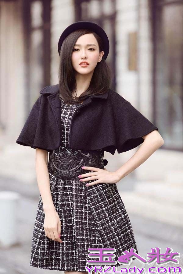 唐嫣清纯甜美的笑容一直深得人心。时尚形象受到了火热的追捧，是MM们争相模仿的对象。唐嫣同款也随即席卷各大网站，成了热卖爆款。并被媒体称为新一代“时尚女王”。同时也曝光一组最新的时尚街拍，以经典黑白冲击视觉，清淡的妆容简约的服饰，彰显了唐嫣时尚大气的个人风格。