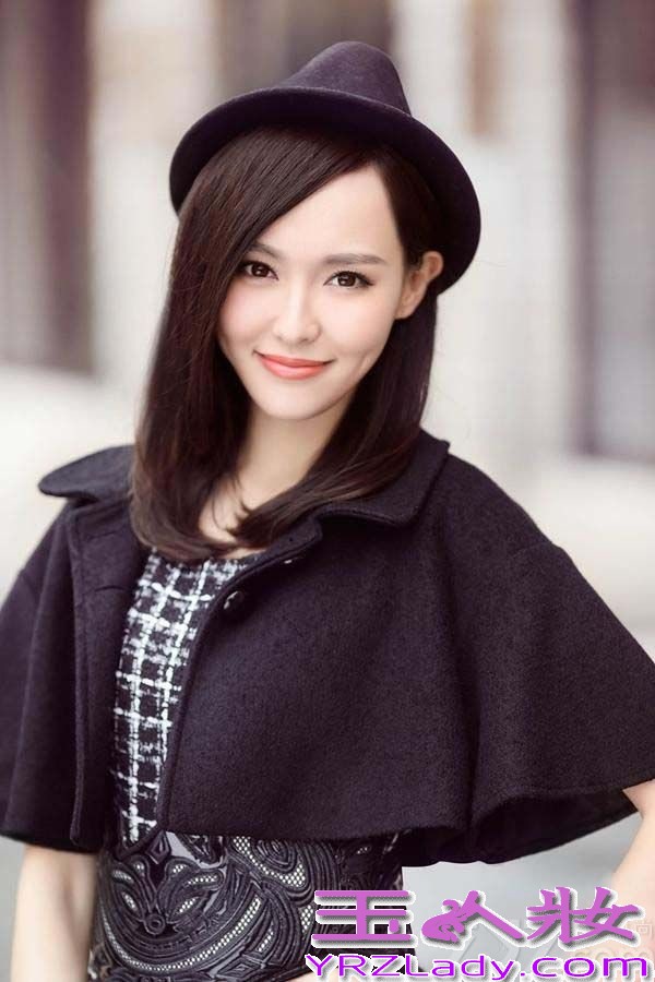 唐嫣清纯甜美的笑容一直深得人心。时尚形象受到了火热的追捧，是MM们争相模仿的对象。唐嫣同款也随即席卷各大网站，成了热卖爆款。并被媒体称为新一代“时尚女王”。同时也曝光一组最新的时尚街拍，以经典黑白冲击视觉，清淡的妆容简约的服饰，彰显了唐嫣时尚大气的个人风格。