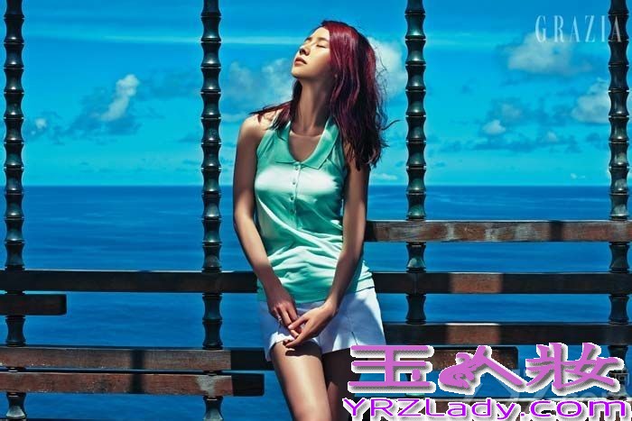 宋智孝大牌范写真，尽展轻盈自在，充满感性的浪漫气息，一改Running Man里的懵智形象，展现了神秘玲珑的女人魅力。