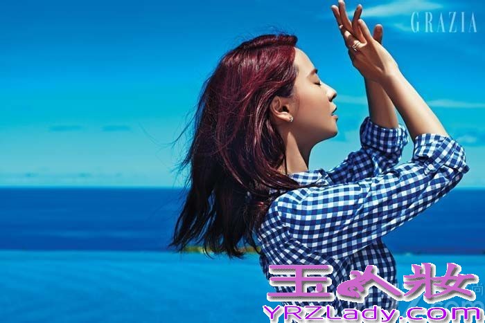 宋智孝大牌范写真，尽展轻盈自在，充满感性的浪漫气息，一改Running Man里的懵智形象，展现了神秘玲珑的女人魅力。