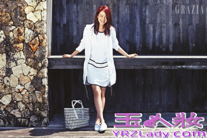 宋智孝大牌范写真，尽展轻盈自在，充满感性的浪漫气息，一改Running Man里的懵智形象，展现了神秘玲珑的女人魅力。