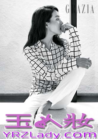 宋智孝大牌范写真，尽展轻盈自在，充满感性的浪漫气息，一改Running Man里的懵智形象，展现了神秘玲珑的女人魅力。