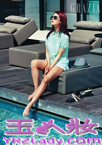 宋智孝大牌范写真，尽展轻盈自在，充满感性的浪漫气息，一改Running Man里的懵智形象，展现了神秘玲珑的女人魅力。