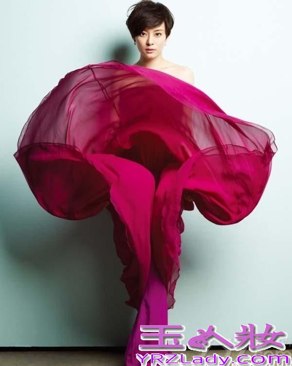 时尚辣妈孙俪一头利落的短发凸显干练清爽的气质。生完二胎的她身材更是火速恢复，让人羡慕不已。近日，一组轻熟女OL风格的的写真曝光，修身长裙尽显完美好身材，气质优雅。让人惊叹万分，网友直呼美爆了。