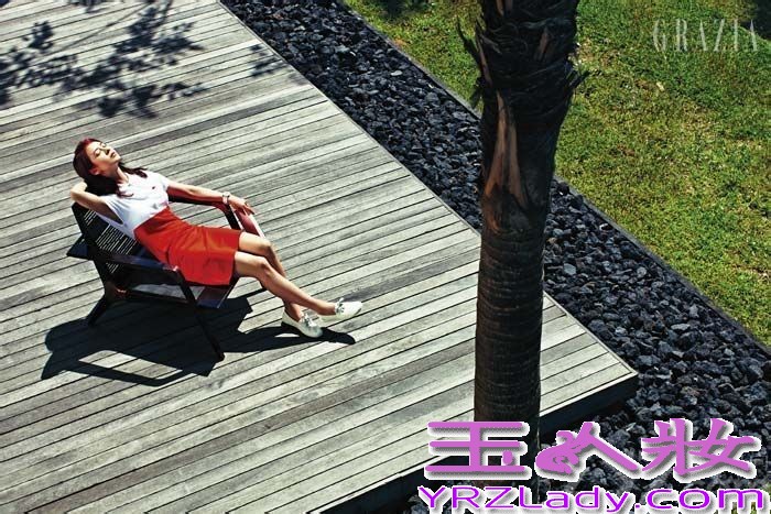 宋智孝大牌范写真，尽展轻盈自在，充满感性的浪漫气息，一改Running Man里的懵智形象，展现了神秘玲珑的女人魅力。