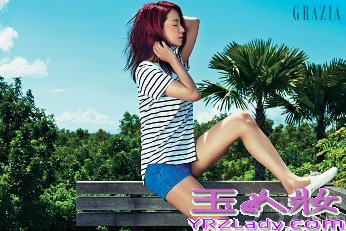 宋智孝大牌范写真，尽展轻盈自在，充满感性的浪漫气息，一改Running Man里的懵智形象，展现了神秘玲珑的女人魅力。