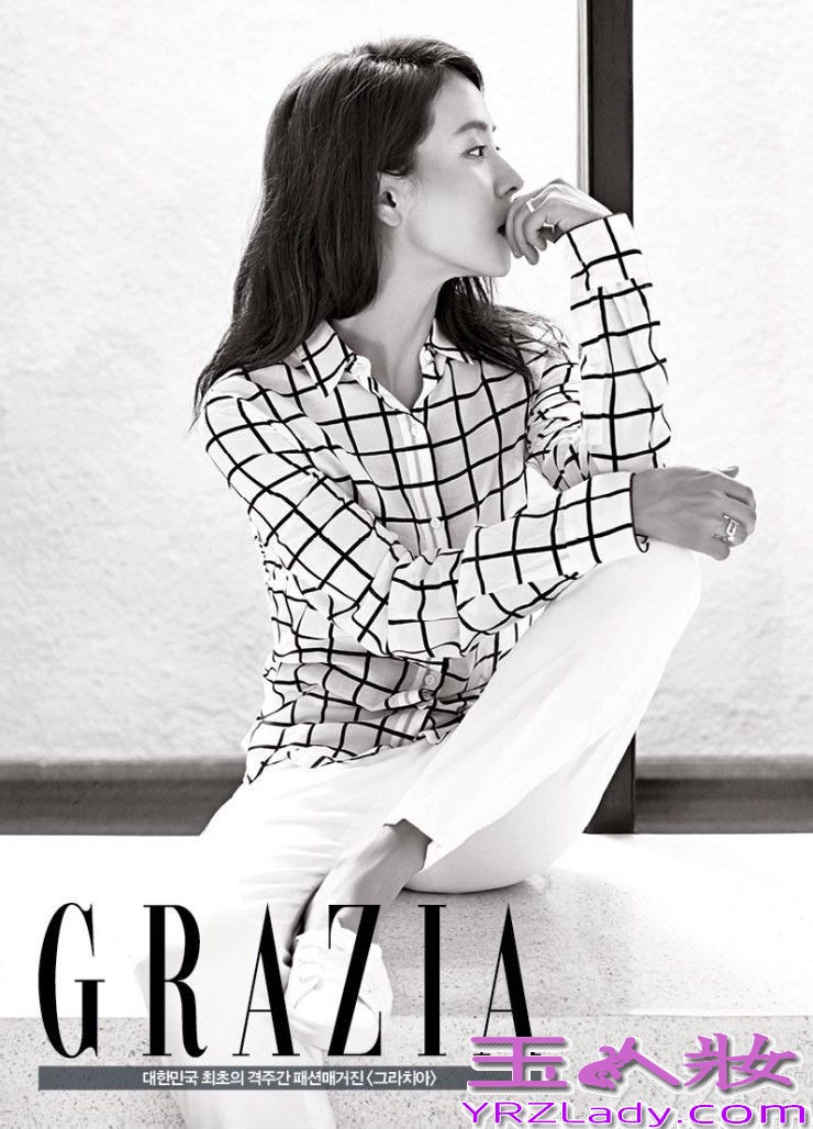 宋智孝大牌范写真，尽展轻盈自在，充满感性的浪漫气息，一改Running Man里的懵智形象，展现了神秘玲珑的女人魅力。