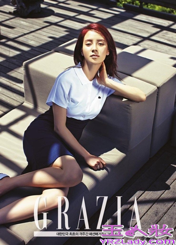 宋智孝大牌范写真，尽展轻盈自在，充满感性的浪漫气息，一改Running Man里的懵智形象，展现了神秘玲珑的女人魅力。