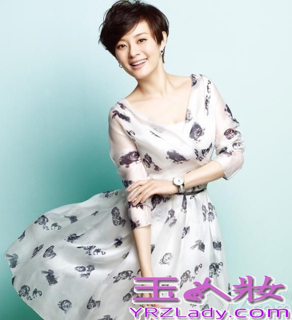 时尚辣妈孙俪一头利落的短发凸显干练清爽的气质。生完二胎的她身材更是火速恢复，让人羡慕不已。近日，一组轻熟女OL风格的的写真曝光，修身长裙尽显完美好身材，气质优雅。让人惊叹万分，网友直呼美爆了。