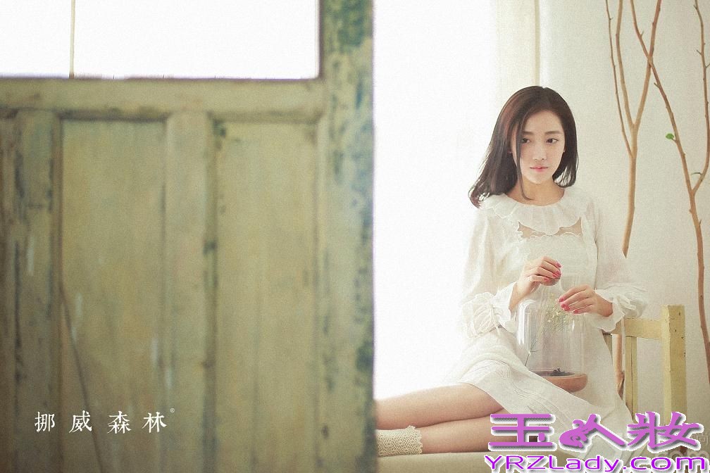 近日，戛纳参赛片《幻想曲》主演菅韧姿曝光一组纯美写真，简洁中内蕴芳华，令人耳目一新。片中，菅韧姿一袭亚麻白裙，清澈透亮的双眸、吹弹可破的肌肤、窈窕匀称的身段，造型纯净空灵，宛若不食人间烟火的仙子一般飘逸出尘，与《幻想曲》中纠结复杂的角色迥然不同。