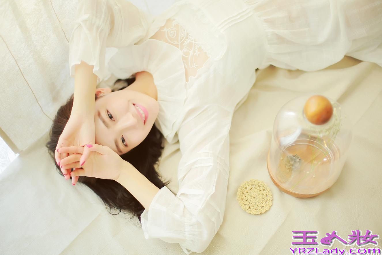 近日，戛纳参赛片《幻想曲》主演菅韧姿曝光一组纯美写真，简洁中内蕴芳华，令人耳目一新。片中，菅韧姿一袭亚麻白裙，清澈透亮的双眸、吹弹可破的肌肤、窈窕匀称的身段，造型纯净空灵，宛若不食人间烟火的仙子一般飘逸出尘，与《幻想曲》中纠结复杂的角色迥然不同。