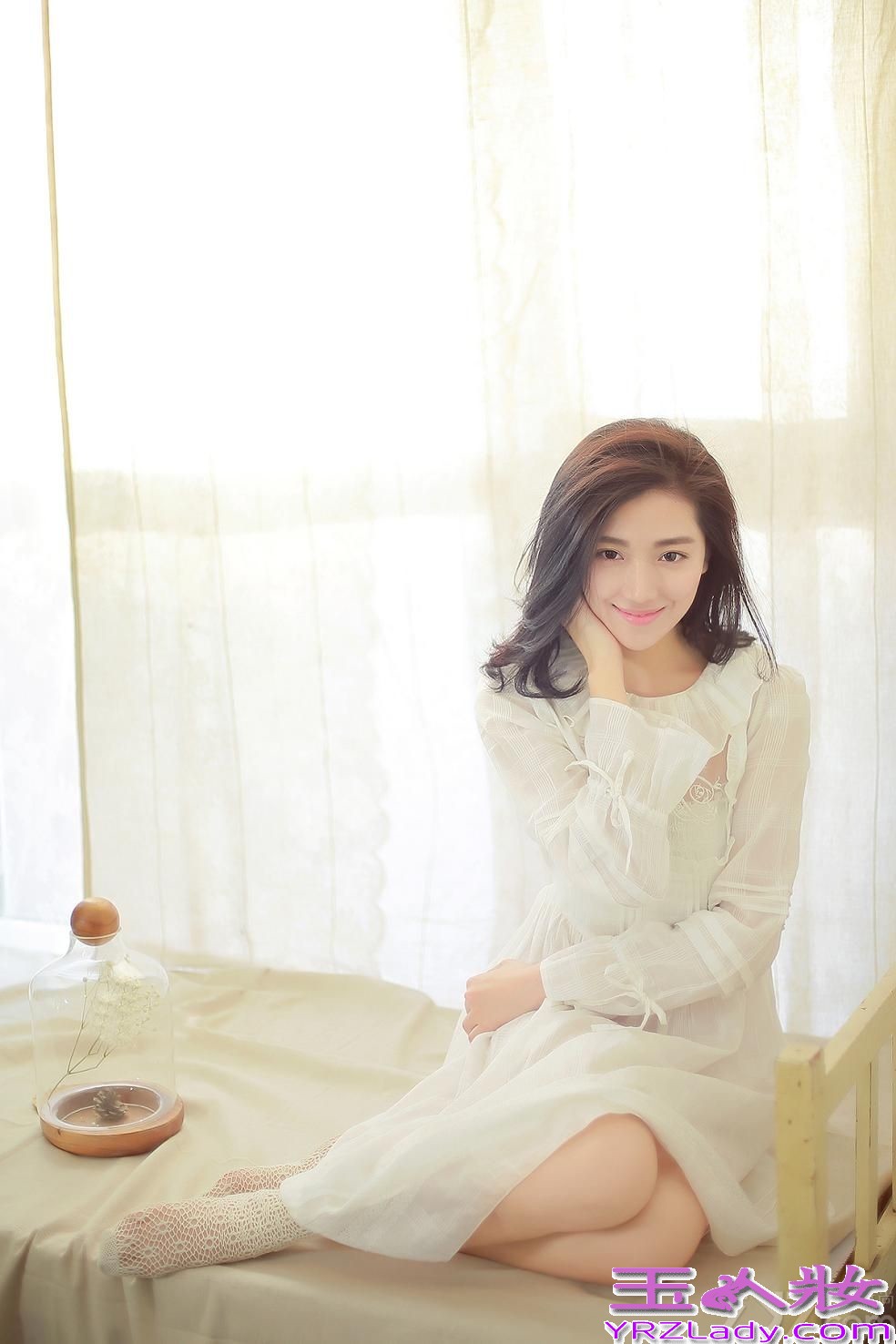 近日，戛纳参赛片《幻想曲》主演菅韧姿曝光一组纯美写真，简洁中内蕴芳华，令人耳目一新。片中，菅韧姿一袭亚麻白裙，清澈透亮的双眸、吹弹可破的肌肤、窈窕匀称的身段，造型纯净空灵，宛若不食人间烟火的仙子一般飘逸出尘，与《幻想曲》中纠结复杂的角色迥然不同。