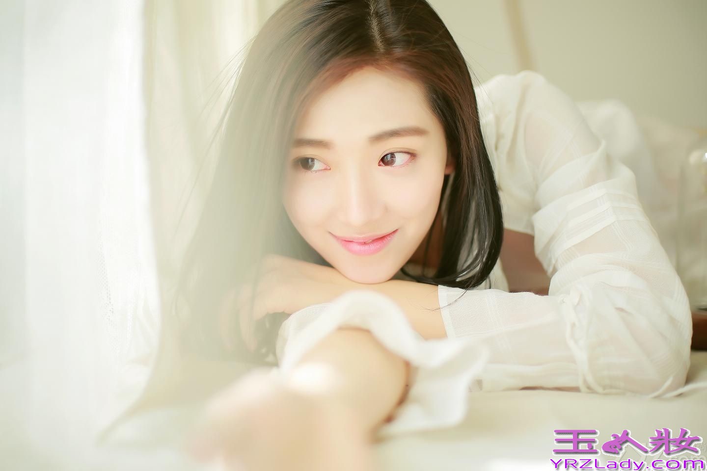 近日，戛纳参赛片《幻想曲》主演菅韧姿曝光一组纯美写真，简洁中内蕴芳华，令人耳目一新。片中，菅韧姿一袭亚麻白裙，清澈透亮的双眸、吹弹可破的肌肤、窈窕匀称的身段，造型纯净空灵，宛若不食人间烟火的仙子一般飘逸出尘，与《幻想曲》中纠结复杂的角色迥然不同。