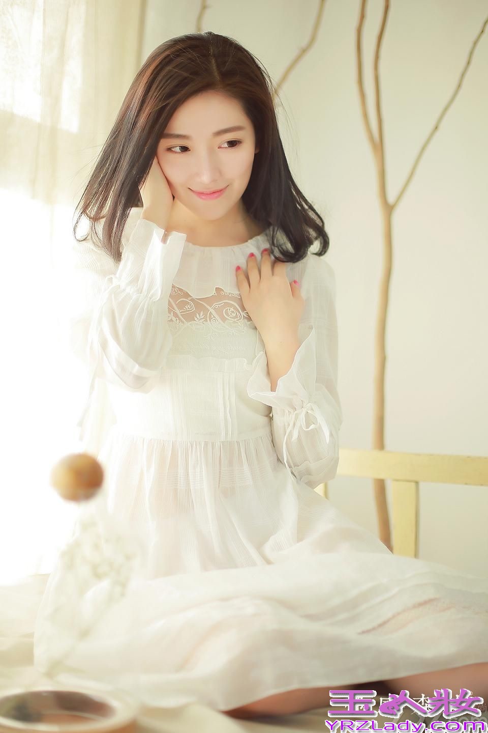 近日，戛纳参赛片《幻想曲》主演菅韧姿曝光一组纯美写真，简洁中内蕴芳华，令人耳目一新。片中，菅韧姿一袭亚麻白裙，清澈透亮的双眸、吹弹可破的肌肤、窈窕匀称的身段，造型纯净空灵，宛若不食人间烟火的仙子一般飘逸出尘，与《幻想曲》中纠结复杂的角色迥然不同。