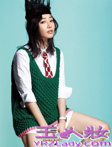 白百何成时尚杂志新宠。近日，白百何受《时装L’OFFICIEL》的邀请拍摄封面照，她一改往日清新空气感气息。混搭风格服饰，变身时尚摩登女郎。清新自然的外表、随意洒脱的个性、极具亲和力的表演方式，白百何自身的魅力绝对是让人无可抵挡的。