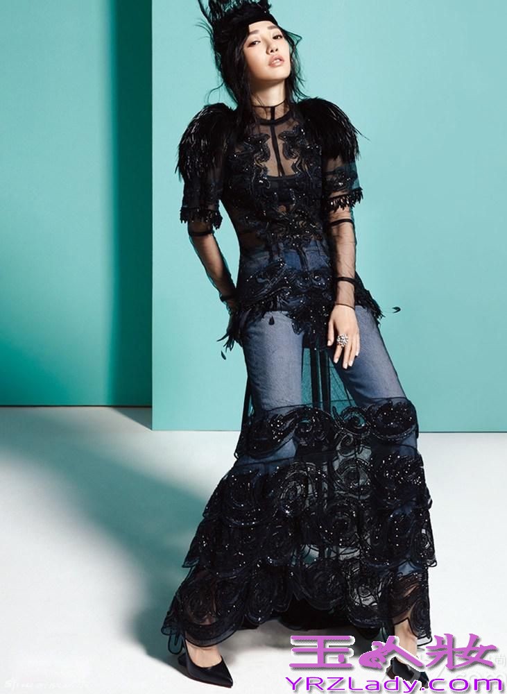 白百何成时尚杂志新宠。近日，白百何受《时装L’OFFICIEL》的邀请拍摄封面照，她一改往日清新空气感气息。混搭风格服饰，变身时尚摩登女郎。清新自然的外表、随意洒脱的个性、极具亲和力的表演方式，白百何自身的魅力绝对是让人无可抵挡的。