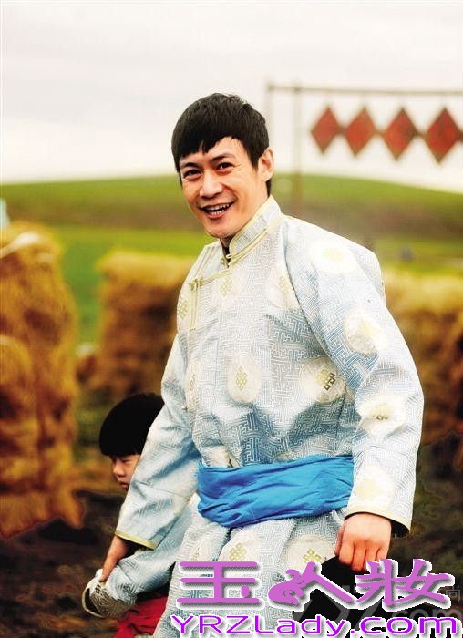 《爸爸去哪儿》第二季第四站来到了内蒙古呼伦贝尔草原。尽管全国各地均已开启“烧烤”模式，但大草原上的气温却是格外的凉爽——老爸萌娃们纷纷穿起了厚厚的民族传统棉袍。