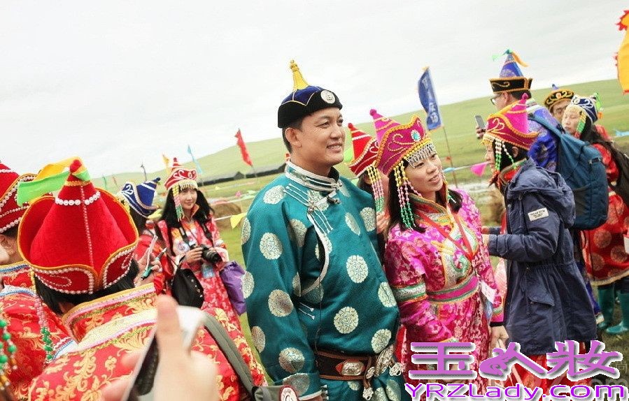 《爸爸去哪儿》第二季第四站来到了内蒙古呼伦贝尔草原。尽管全国各地均已开启“烧烤”模式，但大草原上的气温却是格外的凉爽——老爸萌娃们纷纷穿起了厚厚的民族传统棉袍。