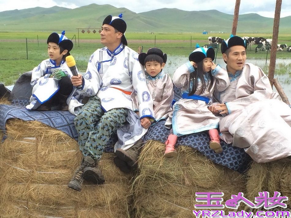 《爸爸去哪儿》第二季第四站来到了内蒙古呼伦贝尔草原。尽管全国各地均已开启“烧烤”模式，但大草原上的气温却是格外的凉爽——老爸萌娃们纷纷穿起了厚厚的民族传统棉袍。