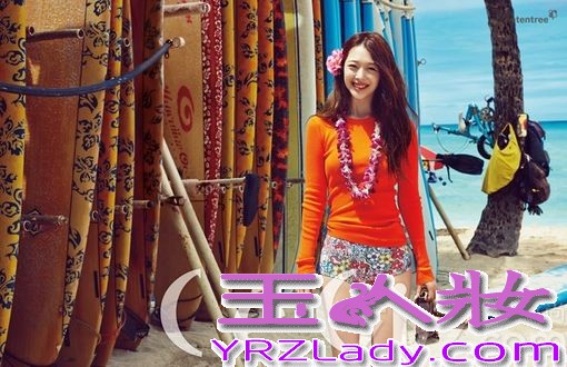 近日，fx组合成员的雪莉为了代言某知名旅行包拍摄了一组画报写真图片，此次拍摄目的来到了夏威夷，画报中雪莉化身为度假少女，穿着各色不一样的度假服饰，可活泼甜美又可知性优雅的多种写真画面，让众多粉丝直呼：美呆了！