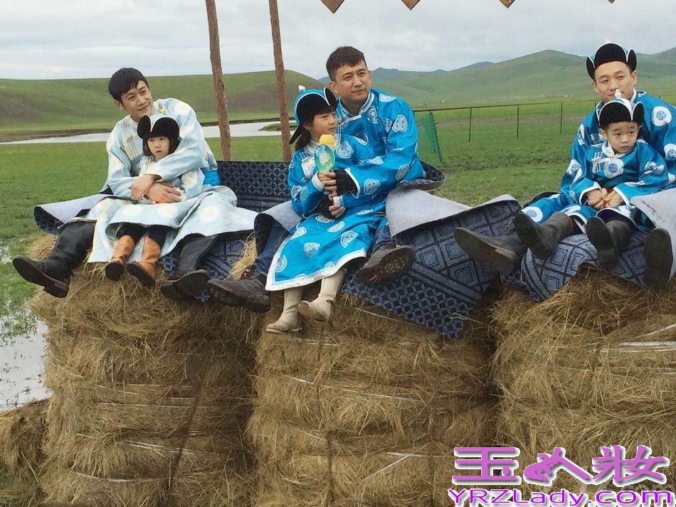 《爸爸去哪儿》第二季第四站来到了内蒙古呼伦贝尔草原。尽管全国各地均已开启“烧烤”模式，但大草原上的气温却是格外的凉爽——老爸萌娃们纷纷穿起了厚厚的民族传统棉袍。
