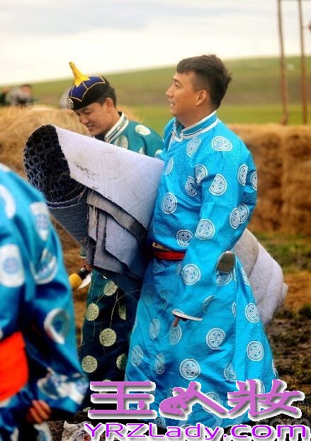 《爸爸去哪儿》第二季第四站来到了内蒙古呼伦贝尔草原。尽管全国各地均已开启“烧烤”模式，但大草原上的气温却是格外的凉爽——老爸萌娃们纷纷穿起了厚厚的民族传统棉袍。