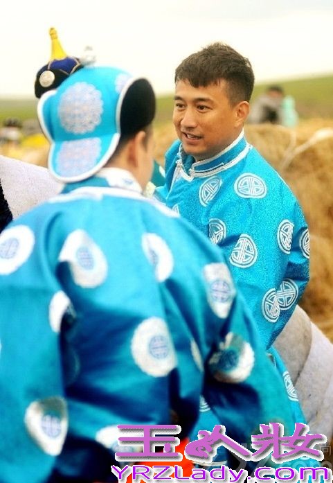 《爸爸去哪儿》第二季第四站来到了内蒙古呼伦贝尔草原。尽管全国各地均已开启“烧烤”模式，但大草原上的气温却是格外的凉爽——老爸萌娃们纷纷穿起了厚厚的民族传统棉袍。