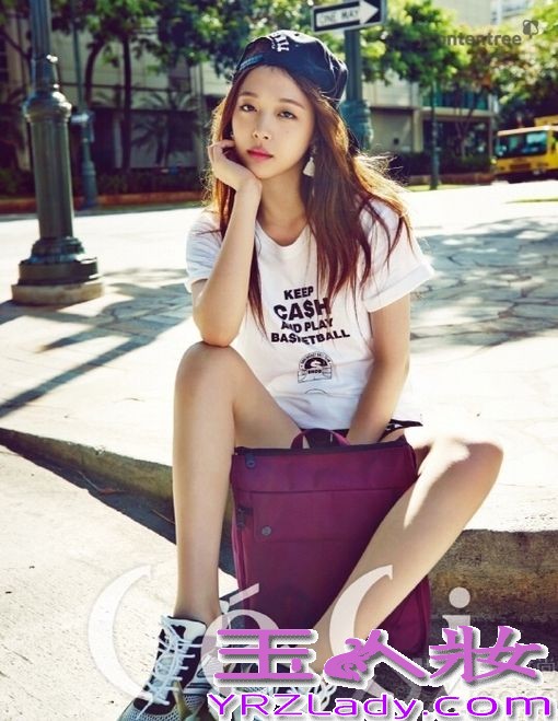 近日，fx组合成员的雪莉为了代言某知名旅行包拍摄了一组画报写真图片，此次拍摄目的来到了夏威夷，画报中雪莉化身为度假少女，穿着各色不一样的度假服饰，可活泼甜美又可知性优雅的多种写真画面，让众多粉丝直呼：美呆了！